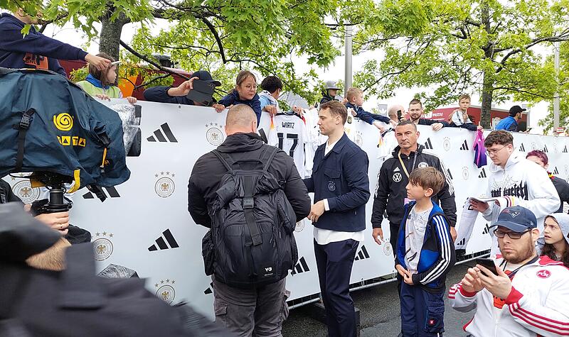Manuel Neuer gibt Autogramme in Herzogenaurach Manuel Neuer gibt Autogramme in Herzogenaurach