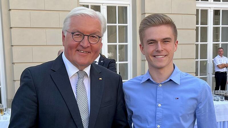 In Schloss Herrenchiemsee traf Landessch&uuml;lersprecher Heinrich Ritter auf den Bundespr&auml;sidenten Frank-Walter Steinmeier und unterhielt sich ganz locker mit ihm beim Festakt &bdquo;75 Jahre Verfassungskonvent&ldquo;.
