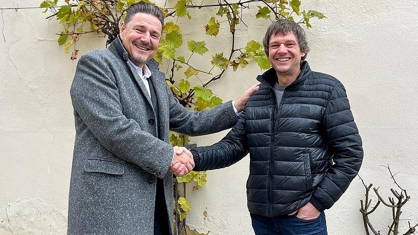 Sie demonstrieren den derzeit ausgeprägten Gemeinsinn im Sulzfeld: Bürgermeister Matthias Dusel (links) von der Sulzfelder Kommunalen Liste und sein Stellvertreter Ulrich Luckert von der Wählervereinigung Pro Sulzfeld. Beide Gruppierungen streben zur kommenden Kommunalwahl eine gemeinsame Liste an. Sie demonstrieren den derzeit ausgeprägten Gemeinsinn im Sulzfeld: Bürgermeister Matthias Dusel (links) von der Sulzfelder Kommunalen Liste und sein Stellvertreter Ulrich Luckert von der Wählervereinigung Pro Sulzfeld. Beide Gruppierungen streben zur kommenden Kommunalwahl eine gemeinsame Liste an.