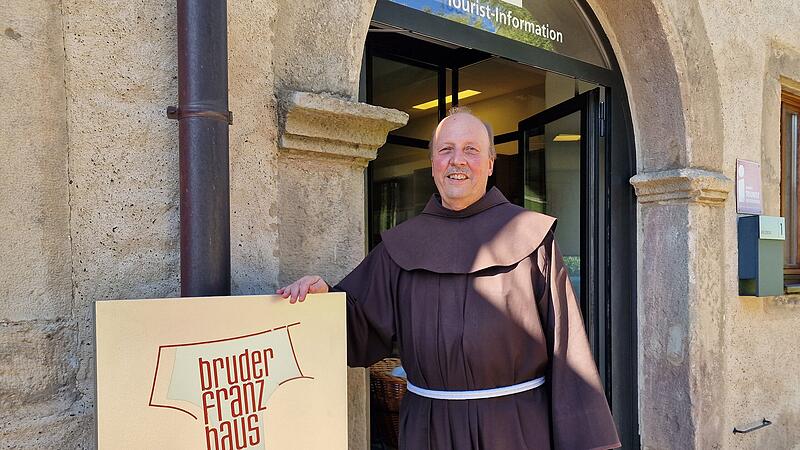 Vor dem Bruder-Franz-Haus hei&szlig;t Bruder Othmar Br&uuml;ggemann G&auml;ste herzlich willkommen.