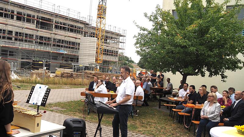 Viele G&auml;ste waren gekommen, um sich vom Baufortschritt im Schulzentrum ein Bild zu machen.