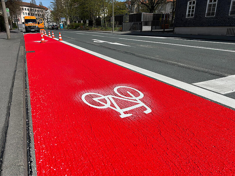 Der Ernstplatz in Coburg ist wieder frei. Derzeit wird noch die Markierung f&uuml;r einen Fahrradstreifen aufgebracht.