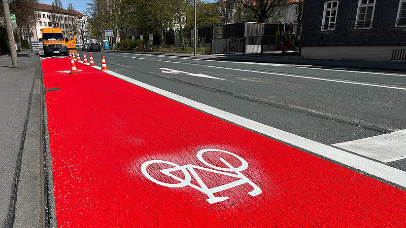 Der Ernstplatz in Coburg ist wieder frei. Derzeit wird noch die Markierung f&uuml;r einen Fahrradstreifen aufgebracht.