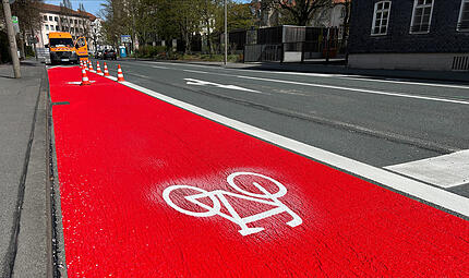 Der Ernstplatz in Coburg ist wieder frei. Derzeit wird noch die Markierung f&uuml;r einen Fahrradstreifen aufgebracht.