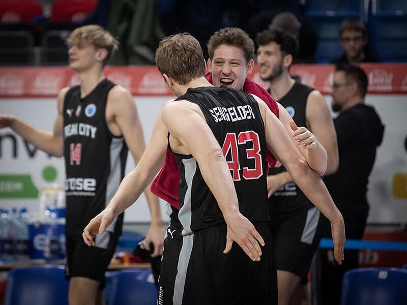 Patrick Heckmann und Christian Sengfelder freuen sich nach Spielende über den Sieg und den Einzugs ins Viertelfinale