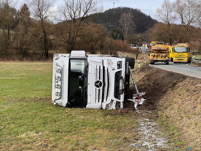 Lastwagen kommt von Fahrbahn ab: Fahrer leicht verletzt