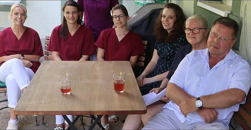 Im Bild rechts der scheidende Allgemeinarzt Dr. Christopher Kirsten neben seiner Frau Rosemarie und den Damen seines Praxisteams.