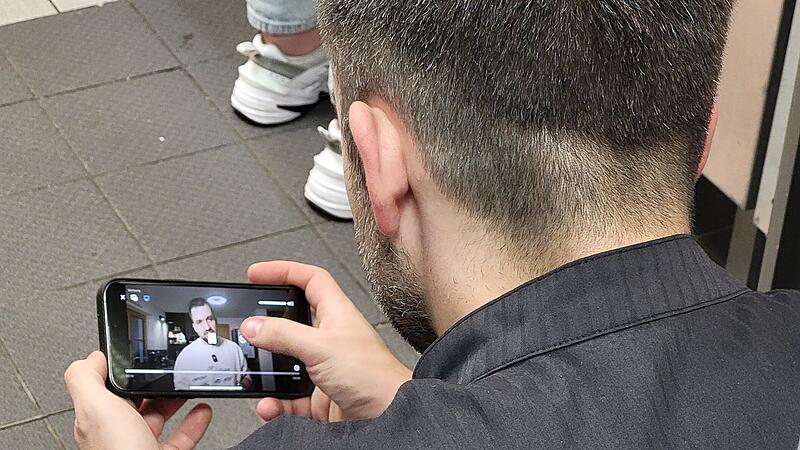 W&auml;hrend des Abendservice checkt der Sternekoch noch schnell das neueste YouTube-Video, welches ihm sein Cutter gerade zugeschickt hat.