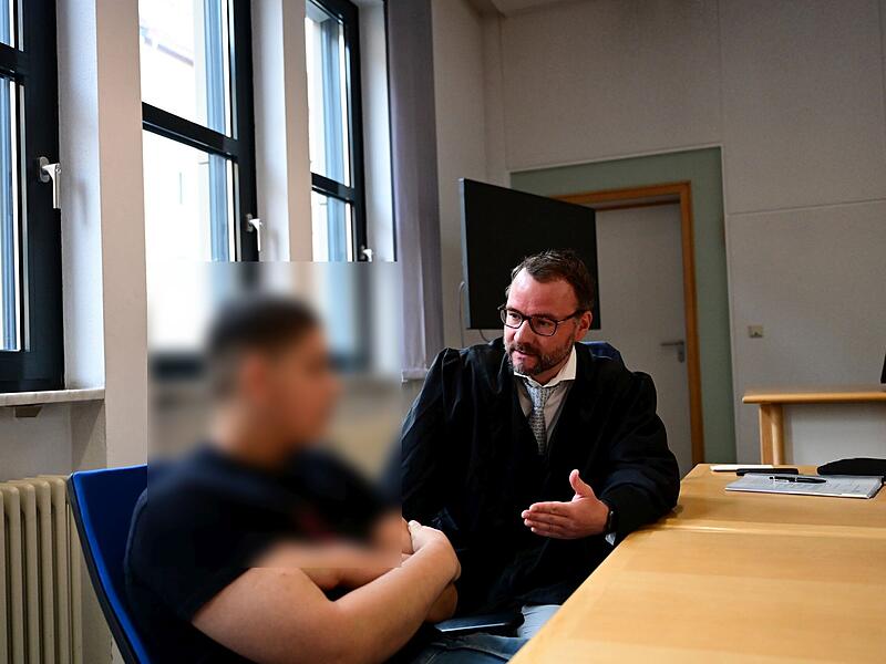 Einer der Angeklagten und sein Verteidiger Alexander Wessel aus Bamberg
