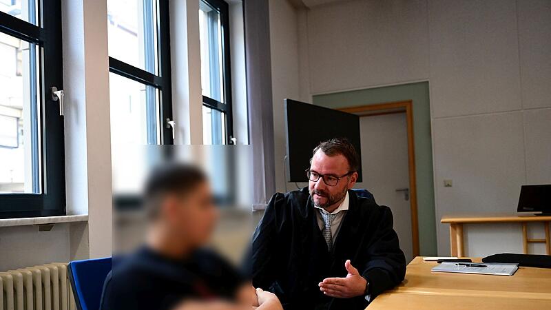 Einer der Angeklagten und sein Verteidiger Alexander Wessel aus Bamberg