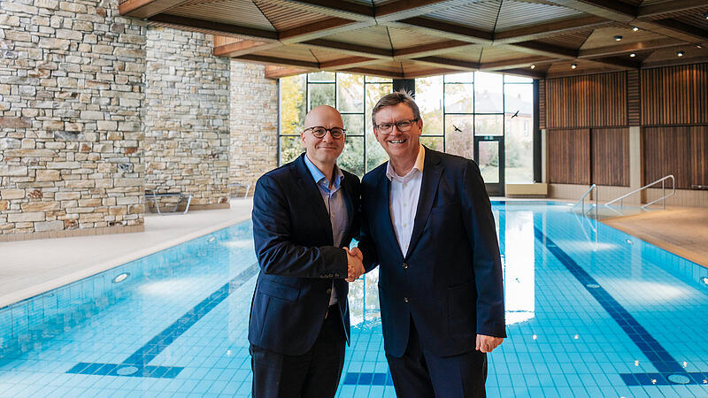 Oberbürgermeister Dr. Dirk Vogel und Stephan Greb, Vorstand der Unternehmensgruppe HESCURO, präsentierten die neuen Schwimmmöglichkeit für die Herbst- und Wintermonate in Bad Kissingen im Hallenbad der HESCURO KLINIK Bad Kissingen.