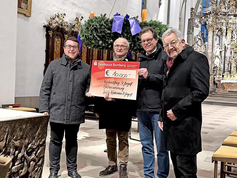 Bei der Scheck&uuml;berreichung vor Ort: Pfarrer Marcus Wolf, Kirchenpfleger Winfried Strauch und die beiden&nbsp; F&ouml;rdervereinsvorst&auml;nde J&uuml;rgen Sch&uuml;tz und Alexander Karmann.