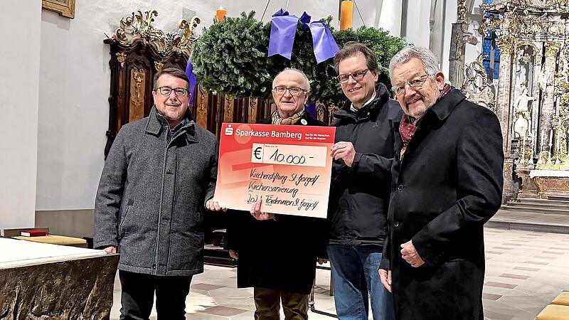 Bei der Scheck&uuml;berreichung vor Ort: Pfarrer Marcus Wolf, Kirchenpfleger Winfried Strauch und die beiden&nbsp; F&ouml;rdervereinsvorst&auml;nde J&uuml;rgen Sch&uuml;tz und Alexander Karmann.