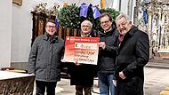 Bei der Scheck&uuml;berreichung vor Ort: Pfarrer Marcus Wolf, Kirchenpfleger Winfried Strauch und die beiden&nbsp; F&ouml;rdervereinsvorst&auml;nde J&uuml;rgen Sch&uuml;tz und Alexander Karmann.