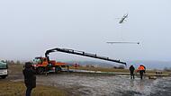 Lichtmasten für die Flutlichtanlage an der Kreuzbergschanze. Der erste Lichtmast hängt am Helikopter und wird binnen weniger Minuten zur Sprungschanze geflogen.