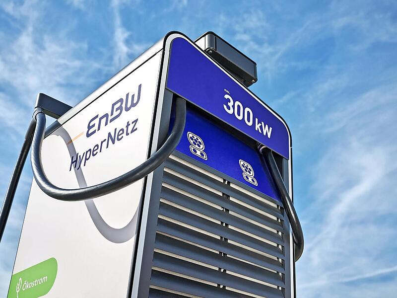 Diese Schnellladestation hat 300 kW Ladeleistung.