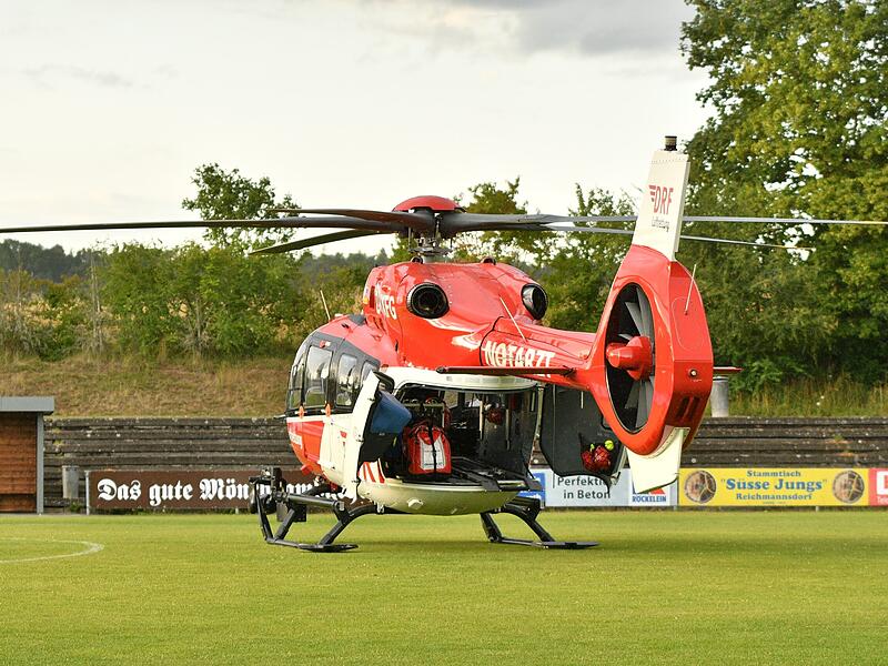 Der verletzte Spieler des FC Lichtenfels musste mit dem Rettungshubschrauber abtransportiert werden.