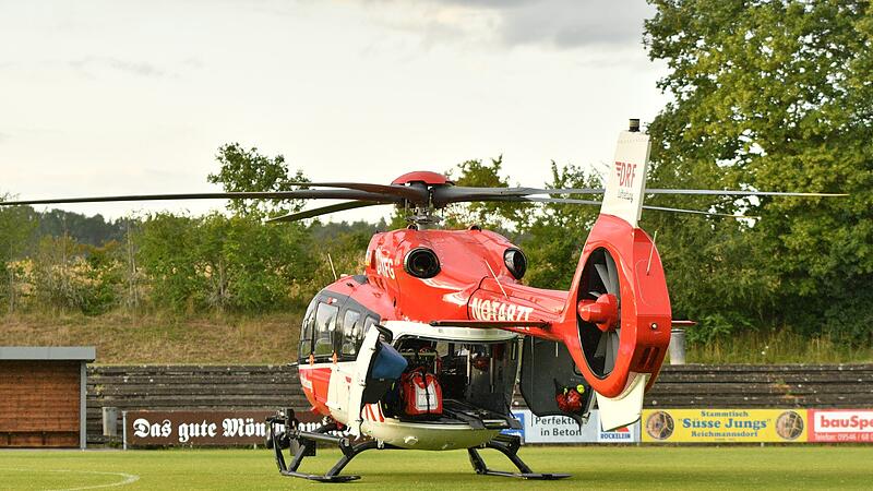 Der verletzte Spieler des FC Lichtenfels musste mit dem Rettungshubschrauber abtransportiert werden. Der verletzte Spieler des FC Lichtenfels musste mit dem Rettungshubschrauber abtransportiert werden.