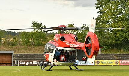 Der verletzte Spieler des FC Lichtenfels musste mit dem Rettungshubschrauber abtransportiert werden. Der verletzte Spieler des FC Lichtenfels musste mit dem Rettungshubschrauber abtransportiert werden.