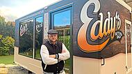 Mit dem 24/7-Verkaufsanh&auml;nger bietet Eduard &bdquo;Eddy&ldquo; Hartmann fr&auml;nkische Wurstspezialit&auml;ten rund um die Uhr an.Sabine Hartmann