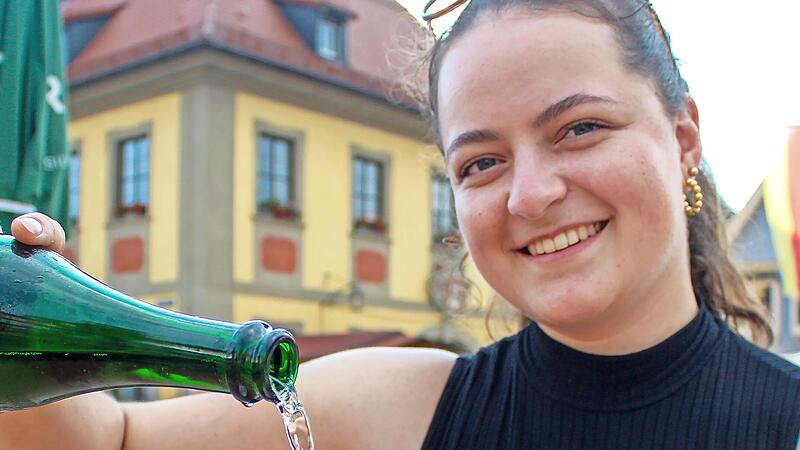 Theresa Simb&ouml;ck wei&szlig; sich bei der Hitze mit alkoholfreiem Prosecco zu helfen.