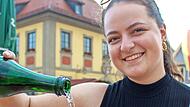 Theresa Simb&ouml;ck wei&szlig; sich bei der Hitze mit alkoholfreiem Prosecco zu helfen.