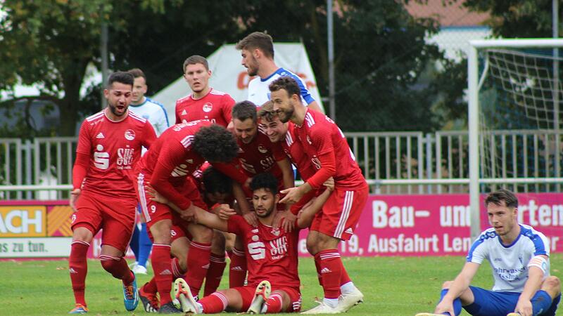 Wunschkandidat als Neuzugang in der Winterpause ist im Lager der Vestekicker zweifelsohne Sertan Sener (auf dem Boden). Der Ex-Mannschaftskapitän wechselte vor der Saison zum Bayernligisten TSV Großbardorf, hat seine Zelte dort aber wieder abgebrochen; links sein Bruder Gökhan Sener und rechts Max Weinreich. Wunschkandidat als Neuzugang in der Winterpause ist im Lager der Vestekicker zweifelsohne Sertan Sener (auf dem Boden). Der Ex-Mannschaftskapitän wechselte vor der Saison zum Bayernligisten TSV Großbardorf, hat seine Zelte dort aber wieder abgebrochen; links sein Bruder Gökhan Sener und rechts Max Weinreich.