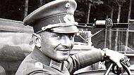 Georg Alexander Hansen als junger Offizier am Steuer seines Dienstwagens, vereidigt auf die Republik.