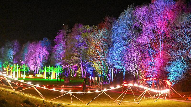 Wer sich im Kunstwerk &bdquo;Ping&ldquo; wiederfindet, wird von Licht und sph&auml;rischen Kl&auml;ngen umkreist.