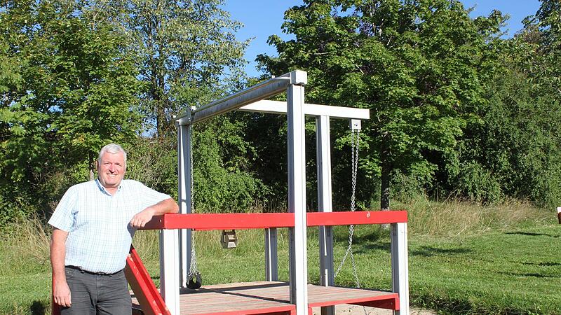 Wenn er den  Rasen daheim mäht, macht er auch einen Abstecher auf den Spielplatz in der Nachbarschaft und mäht den gleich mit: Bürgermeister Jürgen Hennemann, findet, man muss selbst Vorbild sein, sonst ist das nichts.