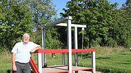 Wenn er den  Rasen daheim mäht, macht er auch einen Abstecher auf den Spielplatz in der Nachbarschaft und mäht den gleich mit: Bürgermeister Jürgen Hennemann, findet, man muss selbst Vorbild sein, sonst ist das nichts.