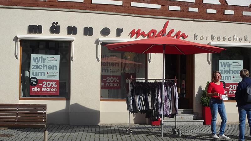 20 Prozent auf alles: Nach dem Ausverkauf zieht  M&auml;nnermoden Horbaschek ein paar H&auml;user weiter in gr&ouml;&szlig;ere R&auml;ume.