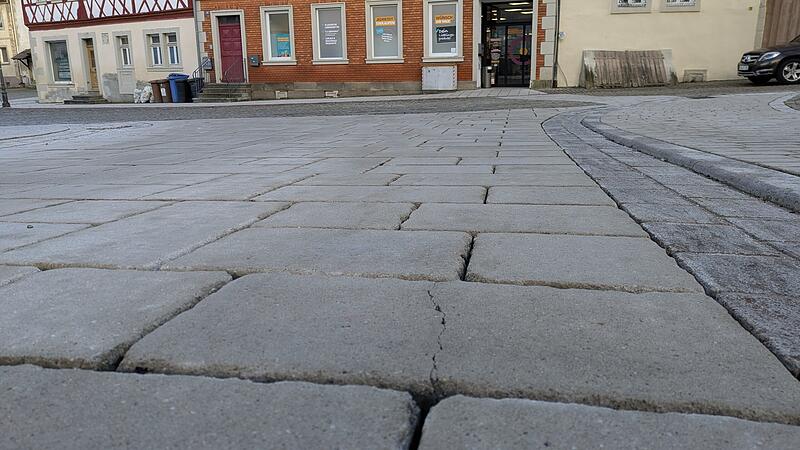 Manche Steine in der Kapellengasse haben bereits einen Riss.