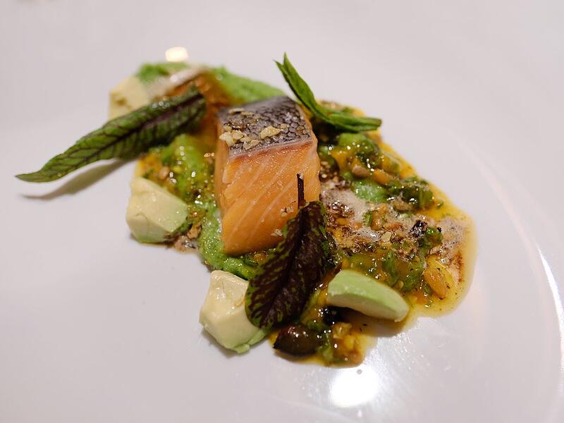 F&auml;r&ouml;er Lachs&acute;    Erbse / Avocado / PinienkernsalsaForchheim & Fr&auml;nkische Schweiz