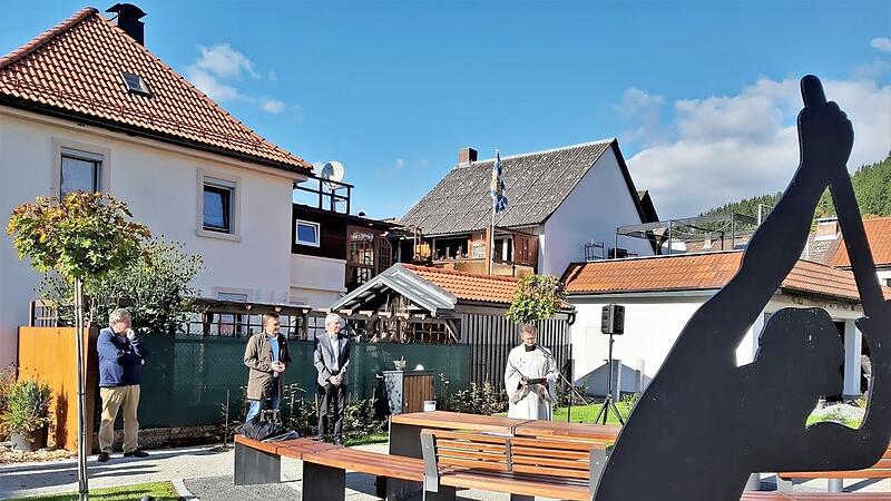 Pater Jan Poja segnet den neu gestalteten Platz an der Kellerstraße 12. Mit im Bild von links Erich Mähringer, Bürgermeister Jens Korn und Vizeregierungspräsident Thomas Engel.