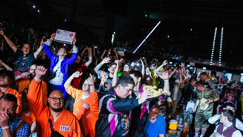 Ausverkaufte Brose Arena und gro&szlig;e Namen des Dartsports: Die Franken Darts Gala in Bamberg begeisterte Fans und Profis gleicherma&szlig;en.