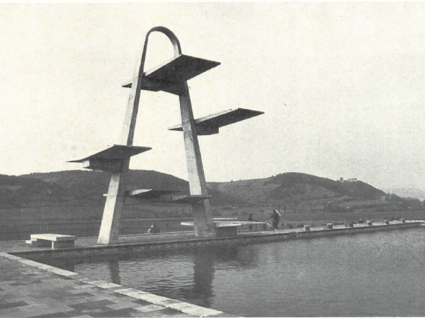 Im weiten Saaletal bildete das neue Freiba mit seinem Zehn-Meter-Sprungturm das Herzst&uuml;ck des Sportzentrums.
