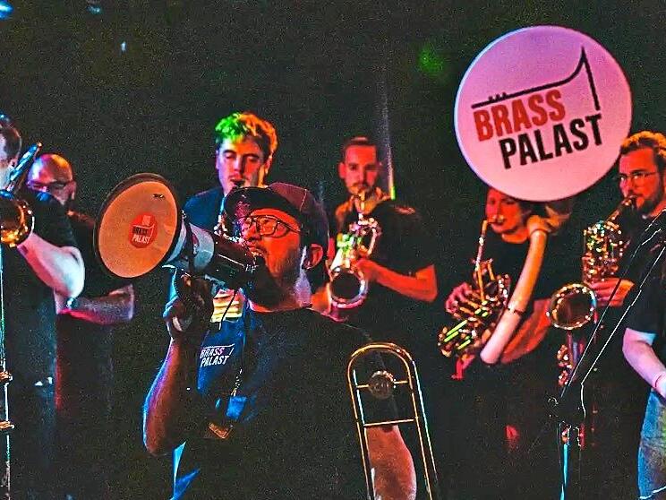 „Brass Palast“ bietet bei der Festivalparty im Jungen Theater am Freitag eine Mischung aus Blasmusik und elektronischen Beats.Junges Theater Forchheim „Brass Palast“ bietet bei der Festivalparty im Jungen Theater am Freitag eine Mischung aus Blasmusik und elektronischen Beats.Junges Theater Forchheim
