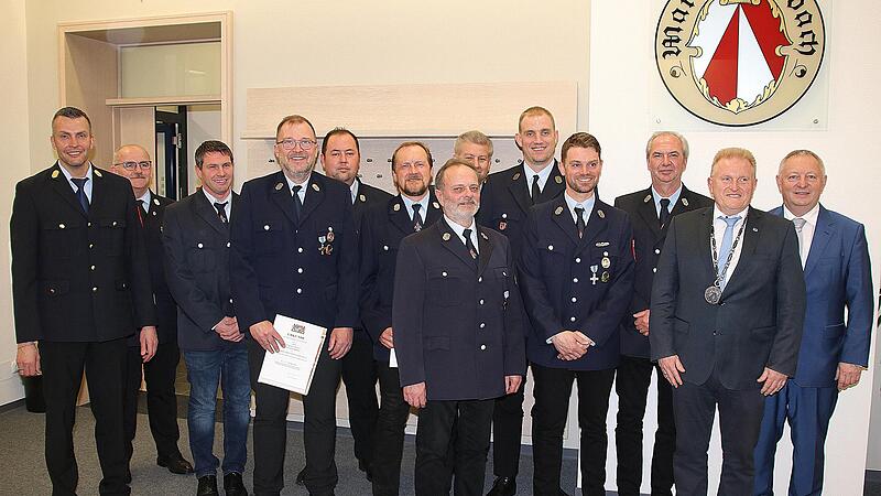 Acht Feuerwehrm&auml;nner aus allen vier Ma&szlig;bacher Ortsteilen wurden f&uuml;r 25- oder 40- j&auml;hrige aktive Zugeh&ouml;rigkeit zur Feuerwehr geehrt. B&uuml;rgermeister Matthias Klement (2. von rechts) und Landrat Thomas Bold (rechts) gratulieren den Geehrten.