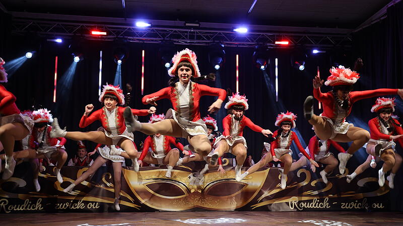 B&uuml;ttenabend in Marktrodach: Trump, Cheerleader und Football