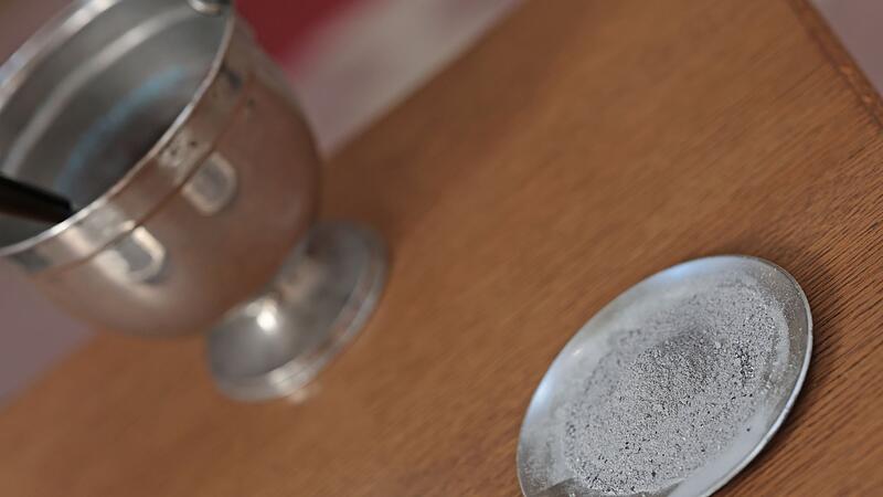 Auflegen des Aschekreuzes im Kloster Huysburg Dingelstedt