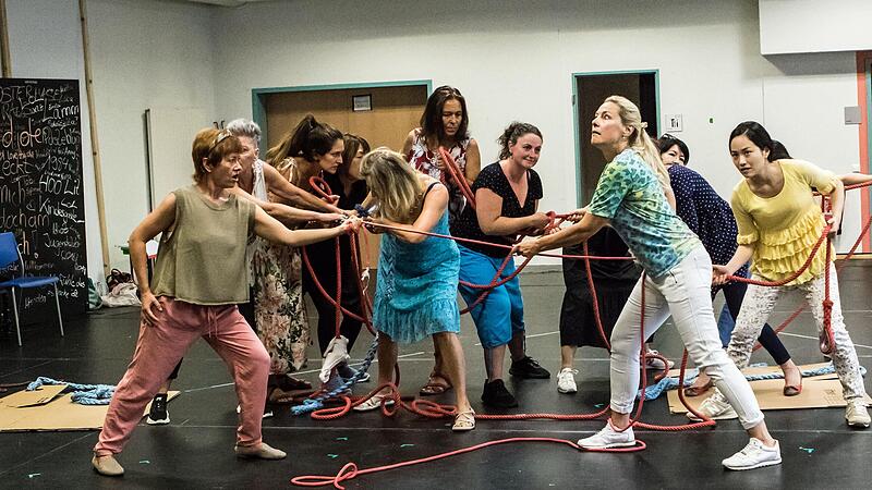 Coburgs neuer Operndirektor Neil Barry Moss inszeniert als erste Musiktheater-Produktion im Globe die Oper &bdquo;Macbeth&ldquo; von Giuseppe Verdi. &ndash; Probenszene mit dem Frauenchor des Landestheaters.