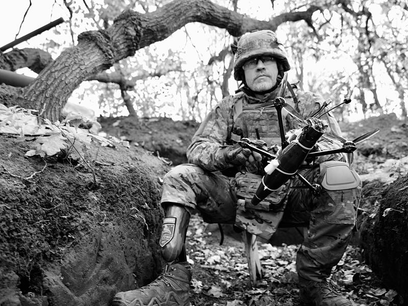 Ein ukrainischer Soldat bereitet eine Drohne für den Angriff auf die russischen Linien vor. Nach dem er auf eine Mine getreten ist, ist er auf eine Prothese angewiesen.