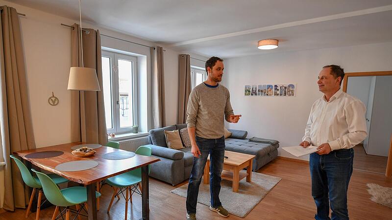Christian und Benedikt D&uuml;mig (rechts) in einer ihrer Ferienwohnungen, die ganz offiziell genehmigt wurden. Doch gibt es auch viele illegale Ferienwohnungen in Bamberg, gegen die die Stadt vorgeht.