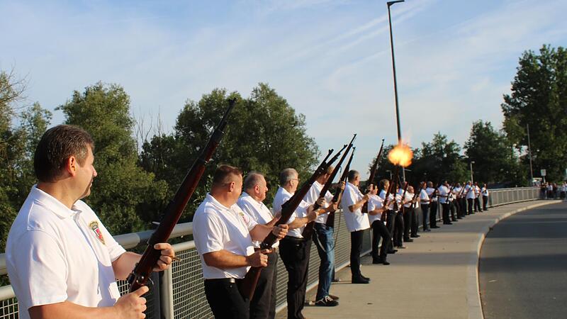 Traditioneller Auftakt mit den Schützen Traditioneller Auftakt mit den Schützen