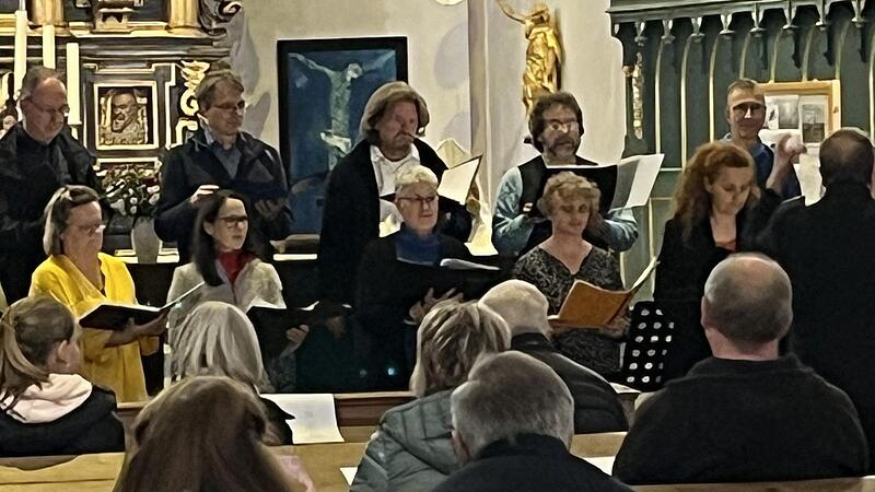 Ehemalige der Jugend-Kantorei feiern in der Petrikirche ein musikalisches Wiedersehen.