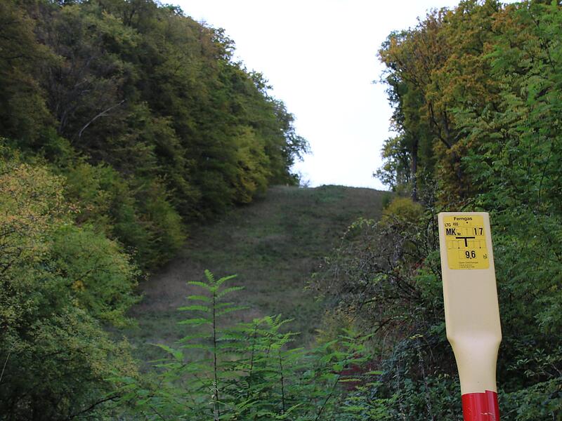 Hier kreuzt die Gas-Leitung die Trasse der Sinntalbahn. Hier kreuzt die Gas-Leitung die Trasse der Sinntalbahn.