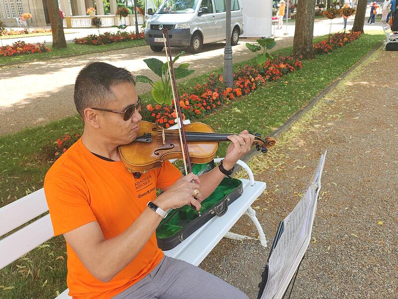 Solito Sumulong aus Missouri (USA) legt auf seiner Deutschlandreise extra einen Stopp beim Symphonic Mob e