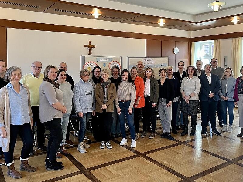 Die Teilnehmerinnen und Teilnehmer des Qualit&auml;tszirkels des Hospiz- und Palliativversorgungsnetzwerk (HPVN) Schweinfurt &ndash; Bad Kissingen &ndash; Rh&ouml;n Grabfeld