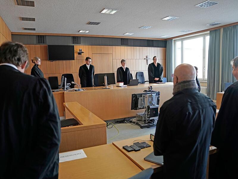 Missbrauchsprozess: Schmerzensgeld f&uuml;r Ex-Ministranten